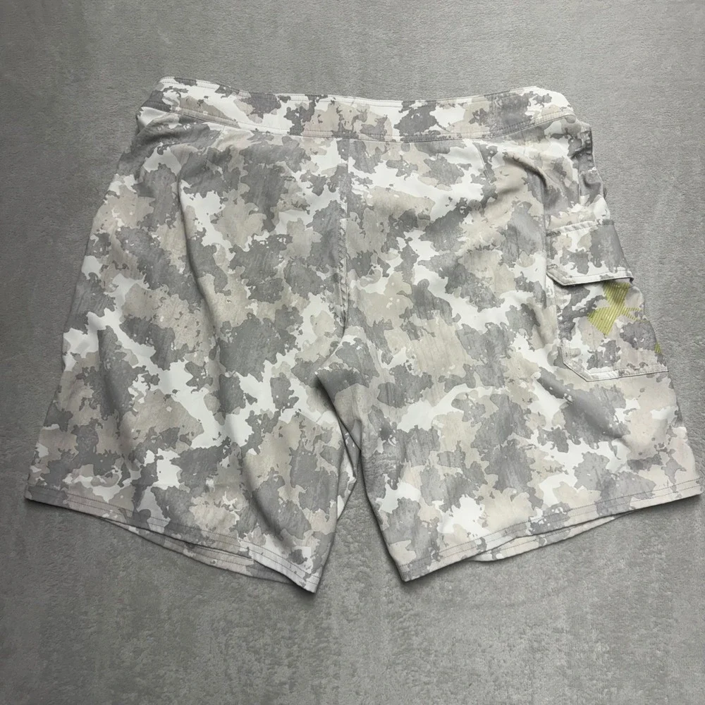 Under Armour Mens Camo Board Shorts Grey Neon Yellow HeatGear Cargo Size 40